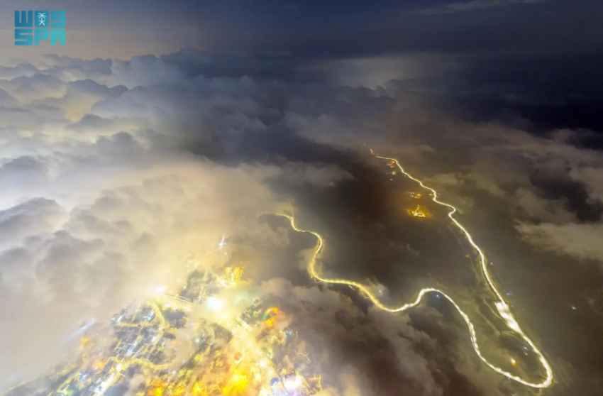 مساء أبها.. ضباب وغيوم تعانق قممها في مشهدٍ آسر