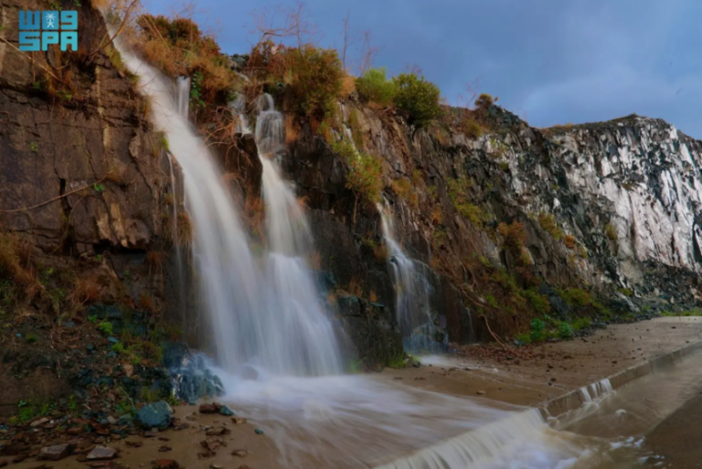 أمطار-الربيع-تُنعش-منطقة-الباحة-وتستقطب-المتنزهين
