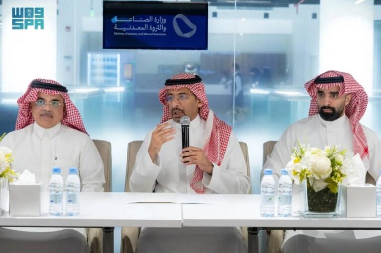 الصناعة-تستعرض-الفرص-الاستثمارية-في-المشروعات-الكبرى