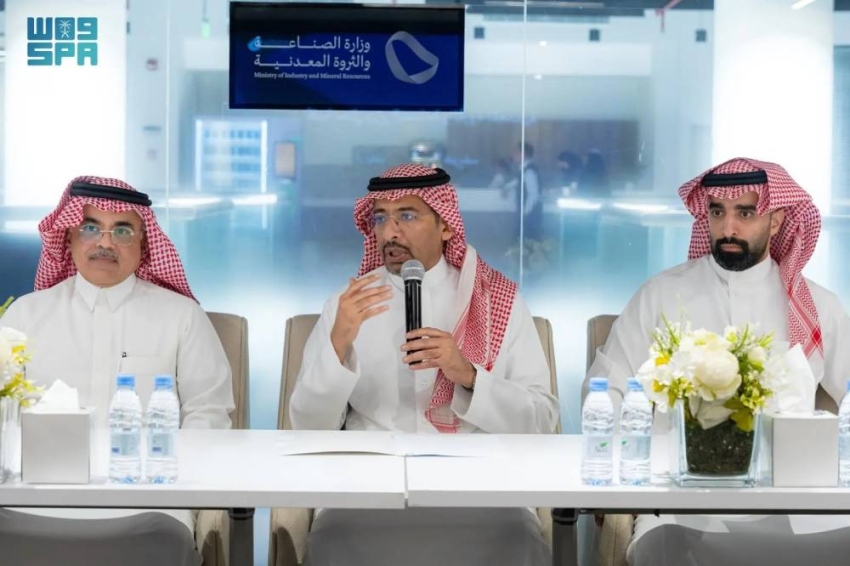 الصناعة  تستعرض الفرص الاستثمارية في المشروعات الكبرى