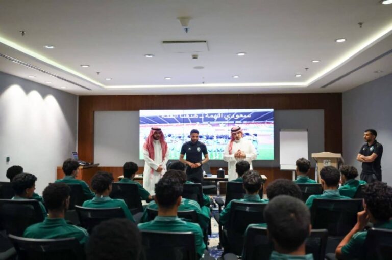 المسحل-يلتقي-لاعبي-الأخضر-تحت17-قبل-انطلاق-كأس-آسيا