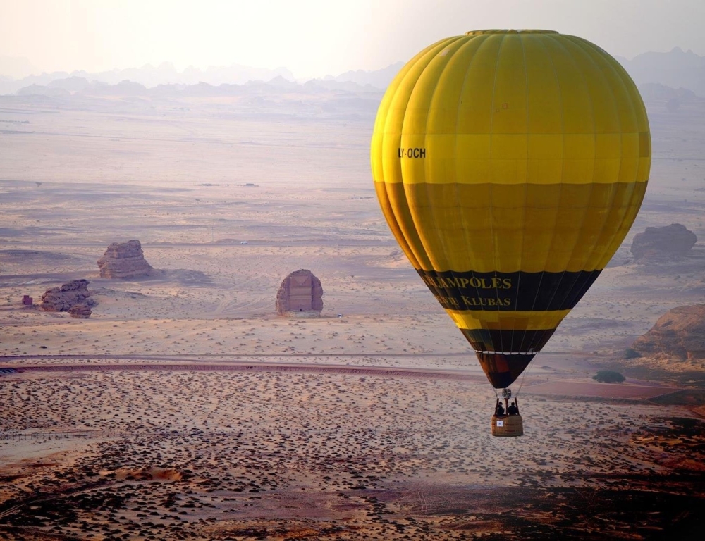 رحلات المنطاد في العُلا.. تجربة تتجاوز الترفيه إلى استكشاف الطبيعة