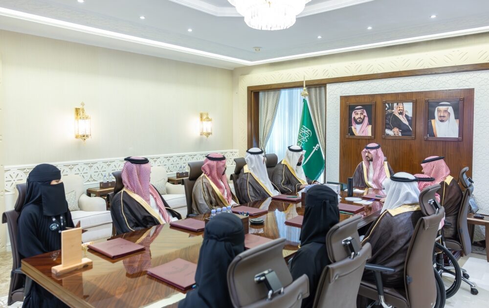 نائب أمير الشرقية يستقبل رئيس وأعضاء جمعية سند ويطّلع على مبادرة “خدمتكم فخر واعتزاز”