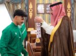 نائب أمير منطقة المدينة يستقبل لاعب المنتخب السعودي للكاراتيه إبراهيم العمري