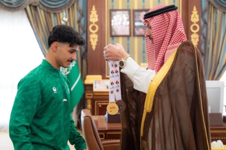 نائب-أمير-منطقة-المدينة-يستقبل-لاعب-المنتخب-السعودي-للكاراتيه-إبراهيم-العمري