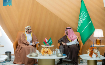 وزير الصناعة يبحث تعزيز التعاون الصناعي مع سلطنة عُمان