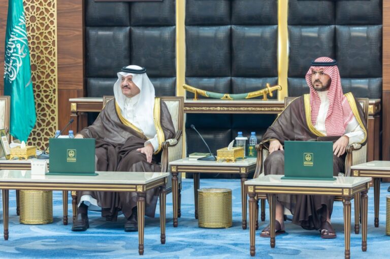 أمير-الشرقية-يستقبل-منسوبي-جامعة-الأمير-محمد-بن-فهد-ويثمن-إنجازاتها-العلمية