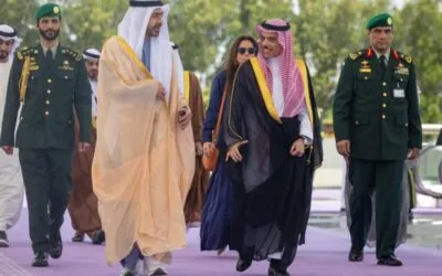 نائب رئيس مجلس الوزراء وزير خارجية دولة الإمارات يصل إلى جدة للمشاركة في القمة الخليجية التشاورية