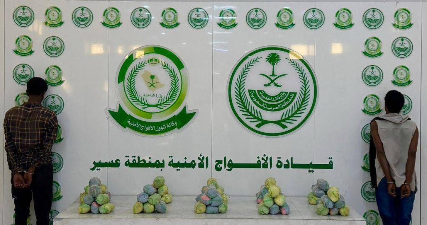الأفواج الأمنية تقبض على مخالفَيْن لتهريبهما (11) كيلو جرامًا من القات المخدر
