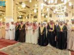 أمير الرياض يؤدي صلاة الميت على الأمير محمد بن فيصل بن محمد بن سعد