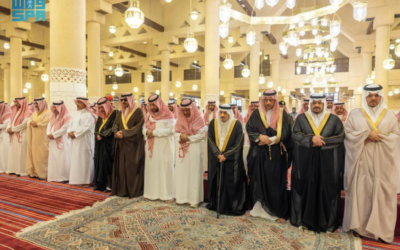 أمير الرياض يؤدي صلاة الميت على الأمير محمد بن فيصل بن محمد بن سعد