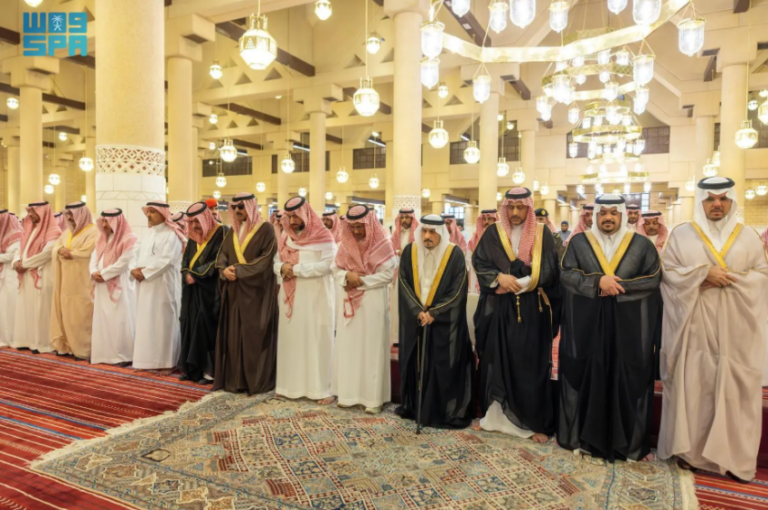 أمير-الرياض-يؤدي-صلاة-الميت-على-الأمير-محمد-بن-فيصل-بن-محمد-بن-سعد