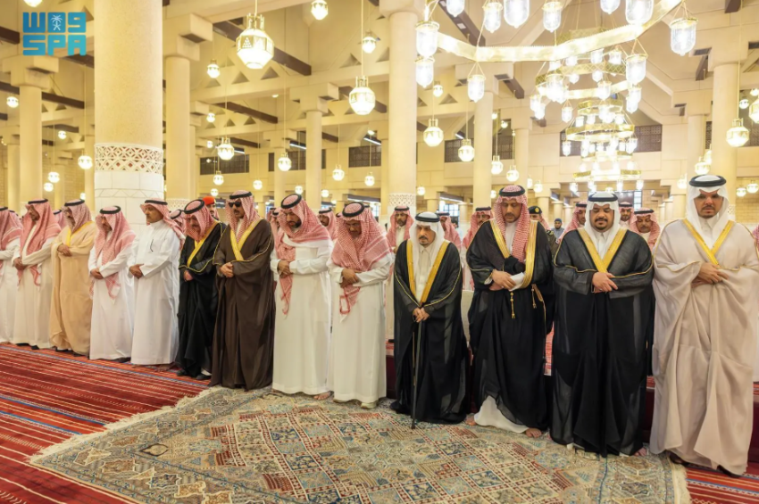 أمير الرياض يؤدي صلاة الميت على الأمير محمد بن فيصل بن محمد بن سعد