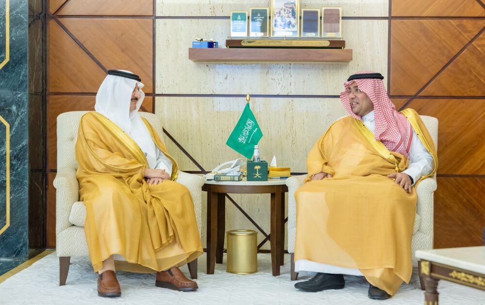  أمير الشرقية يستقبل المدير الإقليمي لبنك التنمية الاجتماعية بالمنطقة الشرقية