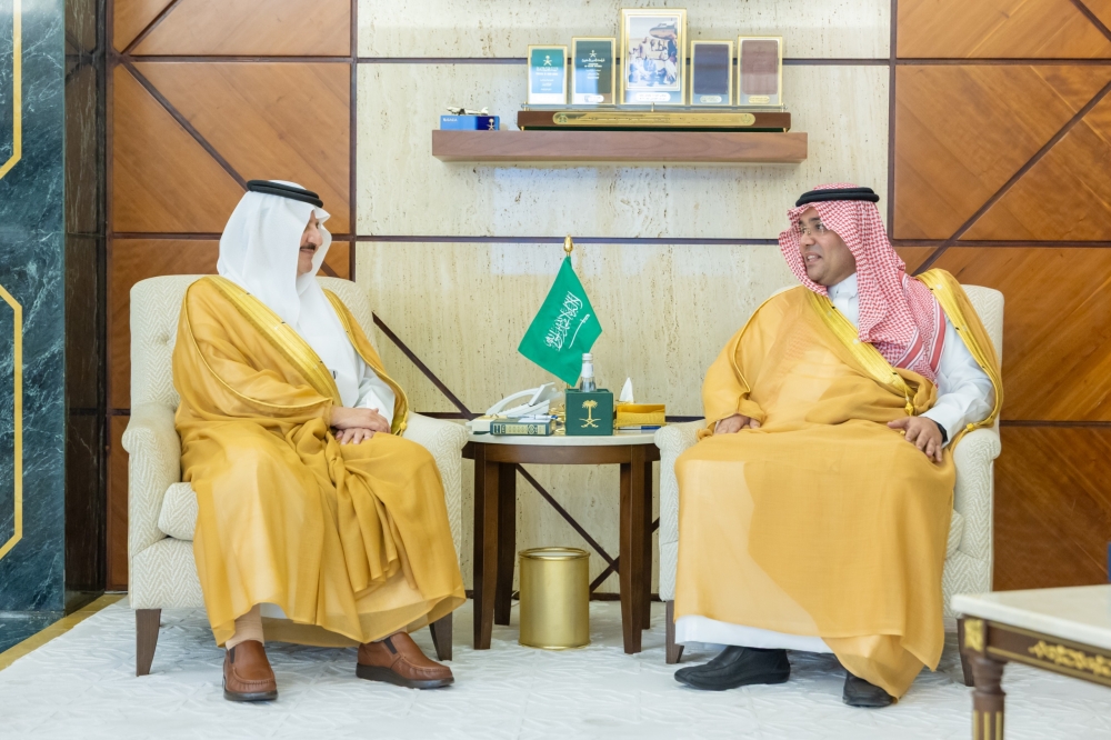  أمير الشرقية يستقبل المدير الإقليمي لبنك التنمية الاجتماعية بالمنطقة الشرقية