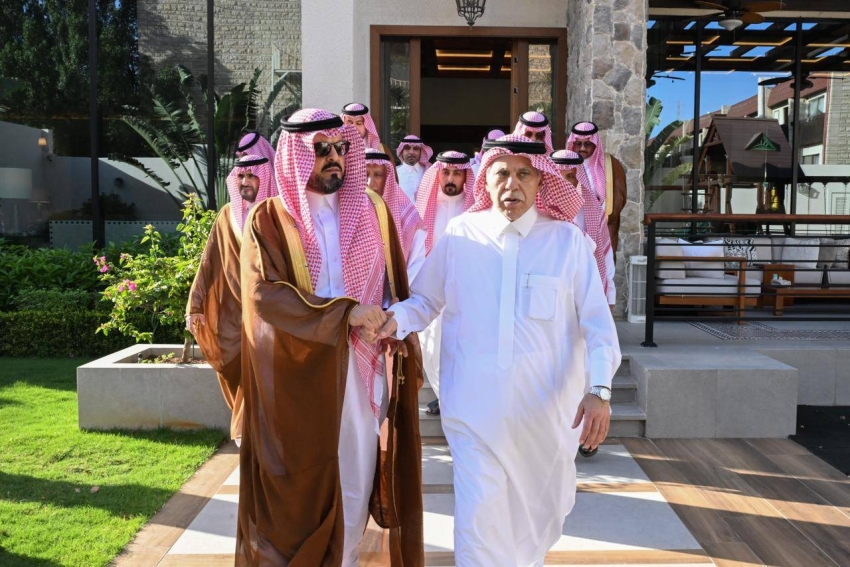 نائب أمير منطقة مكة المكرمة يقدم تعازيه لوزير التجارة في وفاة شقيقته