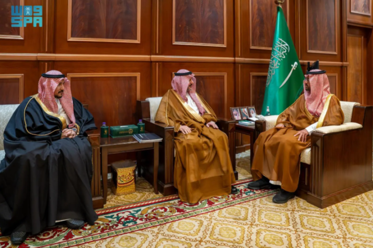 فيصل-بن-فهد-يطلع-على-أنشطة-وبرامج-غرفة-حائل