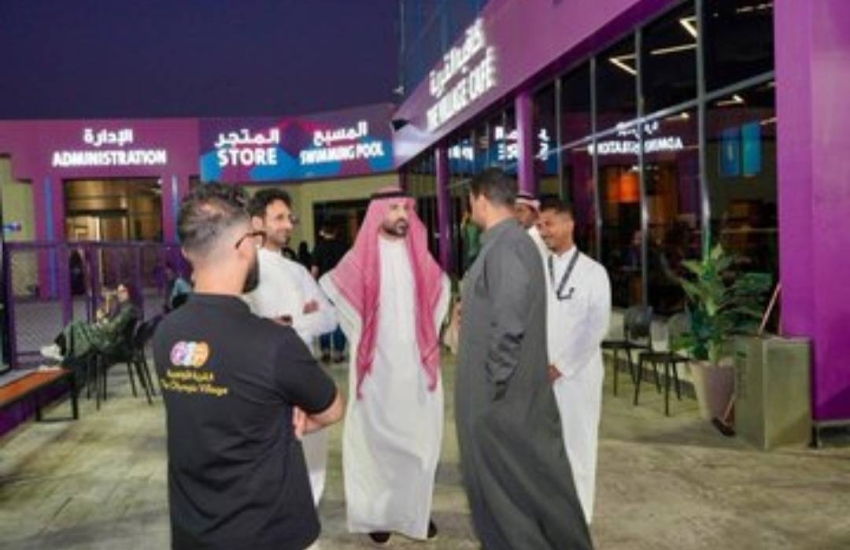 المدير التنفيذي لاتحاد السباحة يطلع على البرامج التدريبية لإعداد السباحين