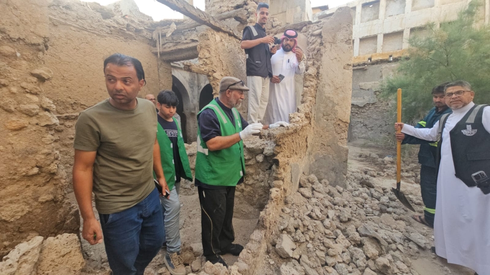 صور.. متطوعو “دارين” و”تاروت” يحمون الآثار من الملوثات البصرية