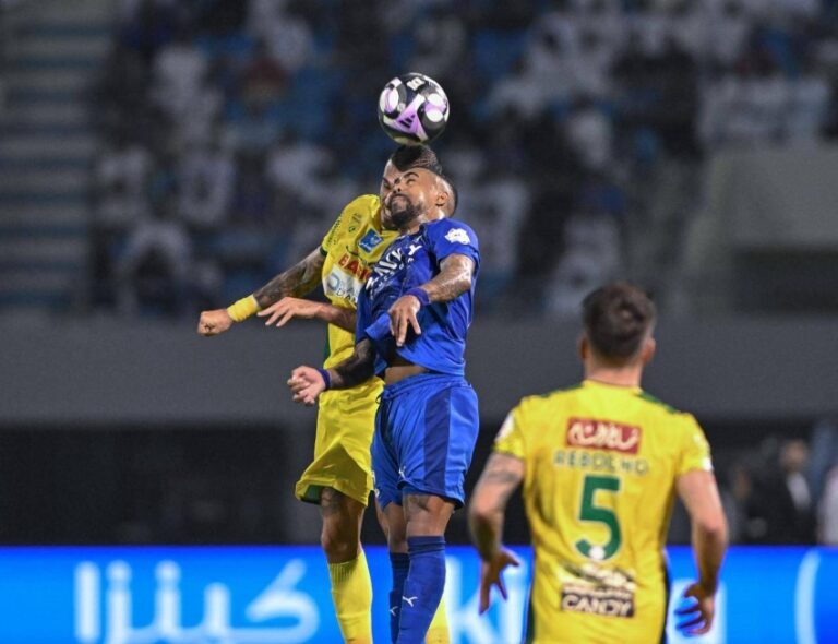 الهلال-يضغط-على-صدارة-النصر-بثنائية-الخليج