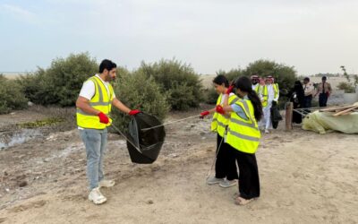 «البيئة» ترفع 400 كيلوغرام من النفايات بشاطئ الرملة البيضاء في تاروت