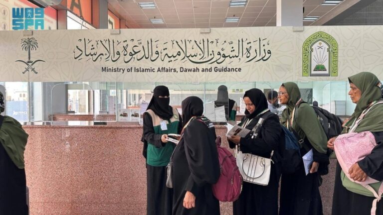 الشؤون-الإسلامية-توزع-أكثر-من-51-ألف-مطبوعة-إرشادية-على-الحجاج-القادمين-عبر-مطار-الملك-عبدالعزيز-الدولي-بجدة