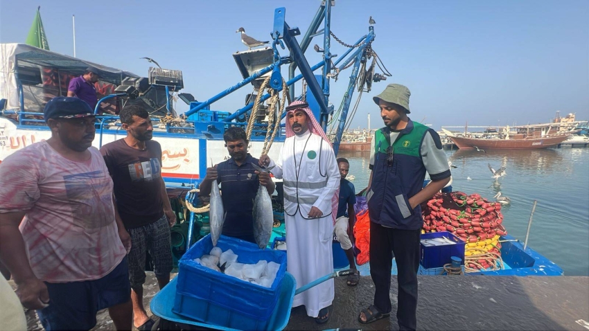 بيئة القنفذة تراقب مراكب الصيد تزامناً مع بدء حظر صيد الروبيان