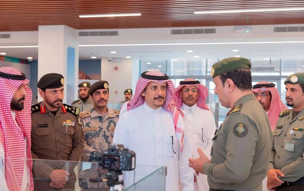 صور.. محافظ حفر الباطن يطمئن على جاهزية مدينة الحجاج في منفذ الرقعي