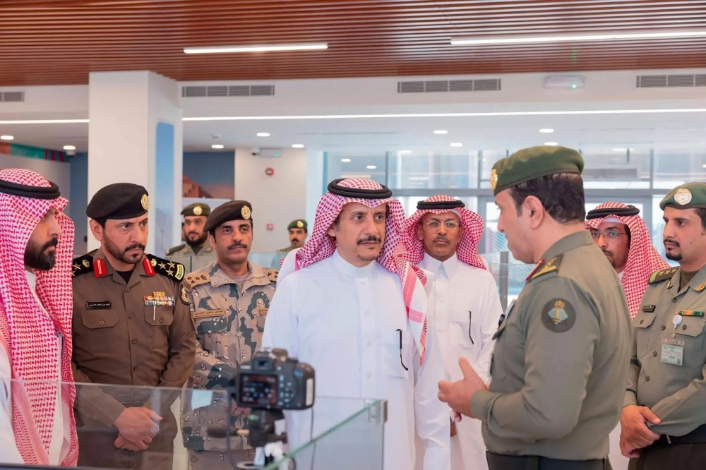 صور.. محافظ حفر الباطن يطمئن على جاهزية مدينة الحجاج في منفذ الرقعي