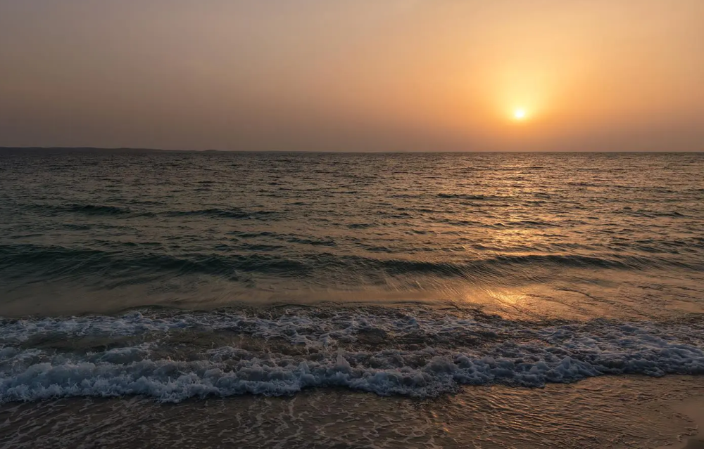 شاطئ خُتب.. سواحل بكر وآفاق واعدة للسياحة في جزر فرسان