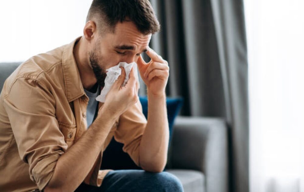 لماذا تحدث حساسية الأنف فجأة دون إنذار؟ وكيف تفرقها عن الزكام؟