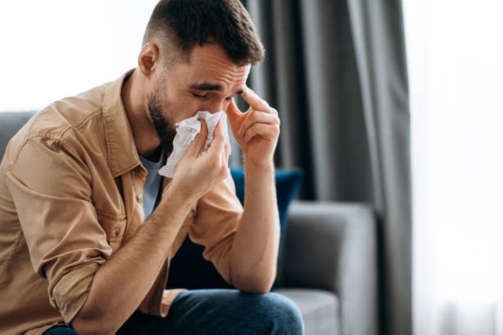 لماذا تحدث حساسية الأنف فجأة دون إنذار؟ وكيف تفرقها عن الزكام؟