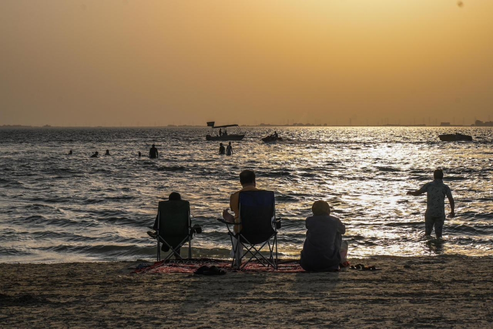 الظهران.. شاطئ المرجان يستقطب العائلات بـ 108 آلاف متر من الترفيه